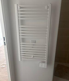 Sèche-serviette mural blanc dans une salle de bain