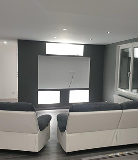 Salon moderne avec canapé blanc et volet roulant ferm