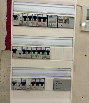 Deux tableaux électriques muraux avec disjoncteurs et interrupteurs différentiels